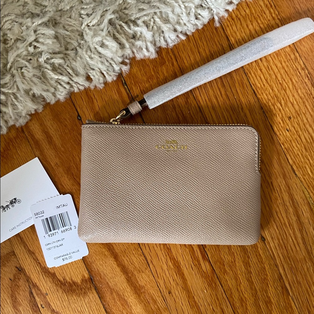 💛NWT Coach Corner Zip Taupe Wristlet